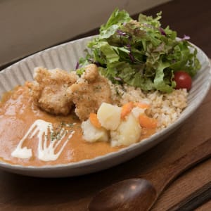 沖縄県那覇市｢Organic cafe/楽ロビkitchen.｣(ラクロビキッチン)/バターチキンカレー風ベジカレーライス 